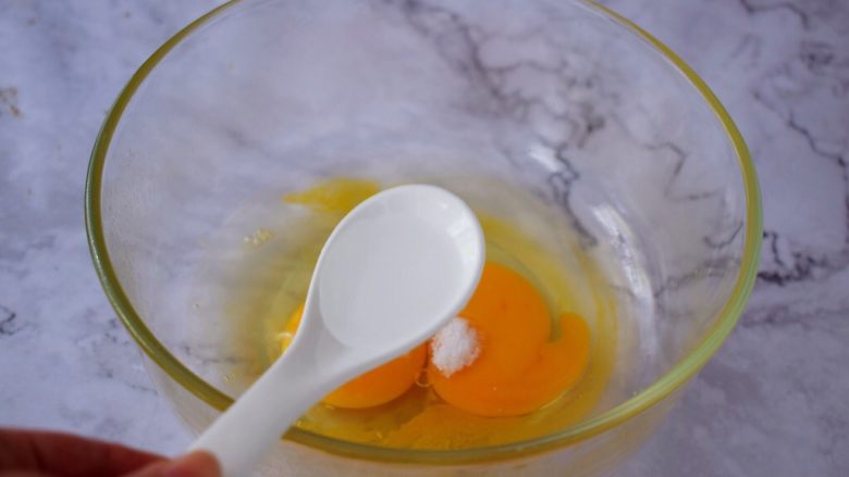 秋葵炒鸡蛋,加入1汤匙清水