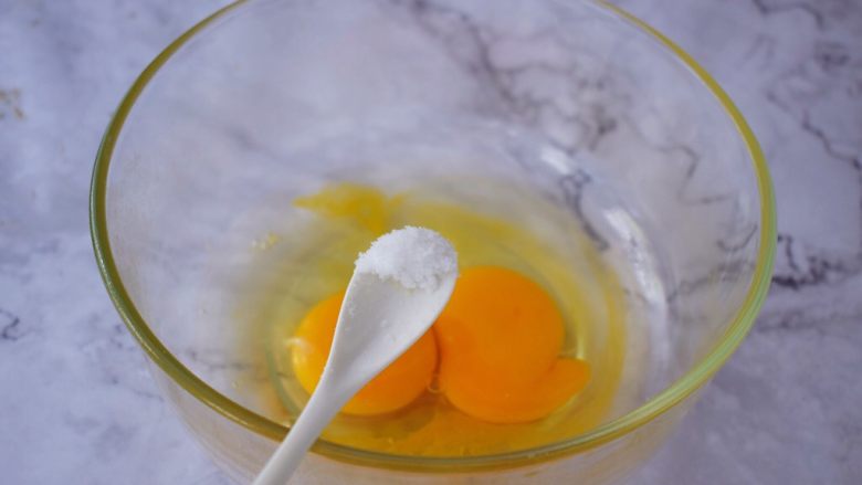 秋葵炒鸡蛋,加入少许盐