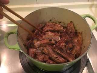 铸铁锅版之䜴汁排骨,边烧边用筷子翻拌，直至汤汁沸腾