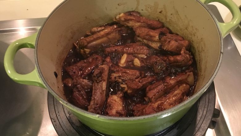 铸铁锅版之䜴汁排骨,掀盖后捞起多余的油脂，搅拌后开火收干汤汁即可起锅！