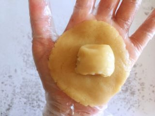 传统双酥果仁月饼（木糖醇糖浆）,取一个油酥面团放在油皮面饼中间，用油皮把油酥紧紧包住