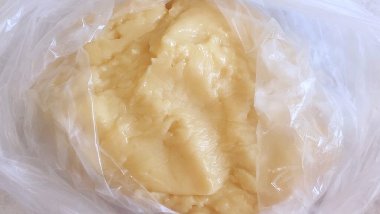 传统双酥果仁月饼（木糖醇糖浆）,油酥部分材料混合至无干粉状态