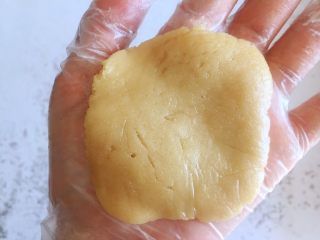 传统双酥果仁月饼（木糖醇糖浆）,取一个油皮部分的面团在手中按扁，面团特别软，在掌心轻按即可