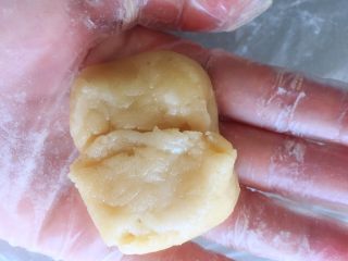 传统双酥果仁月饼（木糖醇糖浆）,把卷的两侧对折之后在掌心压扁