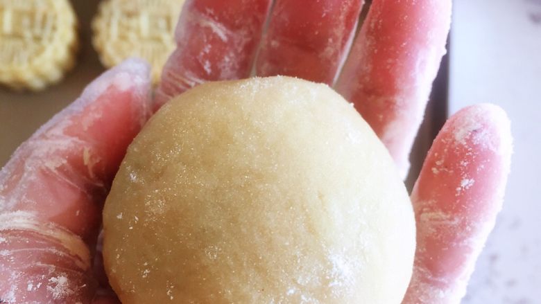 传统双酥果仁月饼（木糖醇糖浆）,面团表面滚少许熟粉防粘