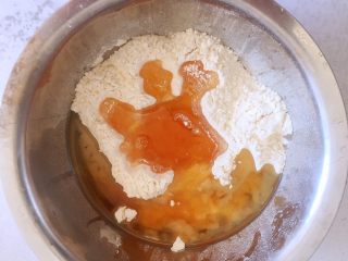 传统双酥果仁月饼（木糖醇糖浆）,把饼皮部分需要的材料一次性放入一个干净的容器中搅拌均匀