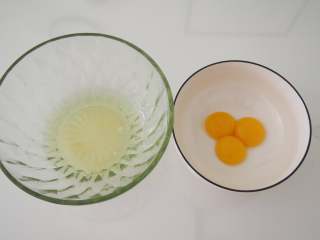 红茶戚风,鸡蛋磕在无水无油的盆子中，用吸蛋器吸出蛋黄。