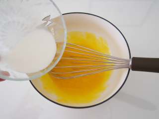 红茶戚风,蛋黄中加入牛奶，充分搅拌均匀。