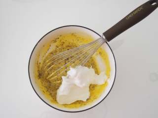 红茶戚风,取三分之一的蛋白加入蛋黄糊中，切拌均匀。