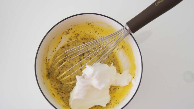 红茶戚风,取三分之一的蛋白加入蛋黄糊中，切拌均匀。
