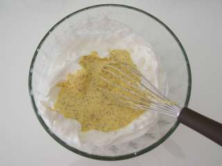 红茶戚风,将蛋黄糊倒入剩余的蛋白中，搅拌均匀。