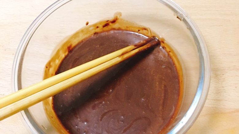 可可巧克力蛋糕,隔热水融化成液体。