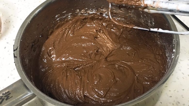 可可巧克力蛋糕,用打蛋器搅拌至浓稠，没有面粉疙瘩。