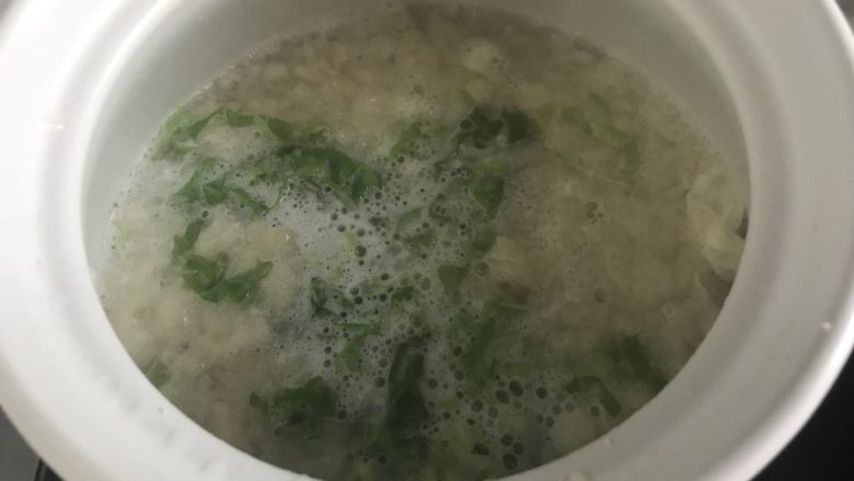 陕西疙瘩汤,继续烧开加入小白菜叶子