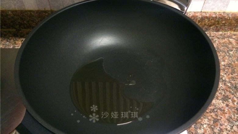混炒时蔬,热锅倒油烧至八成热。