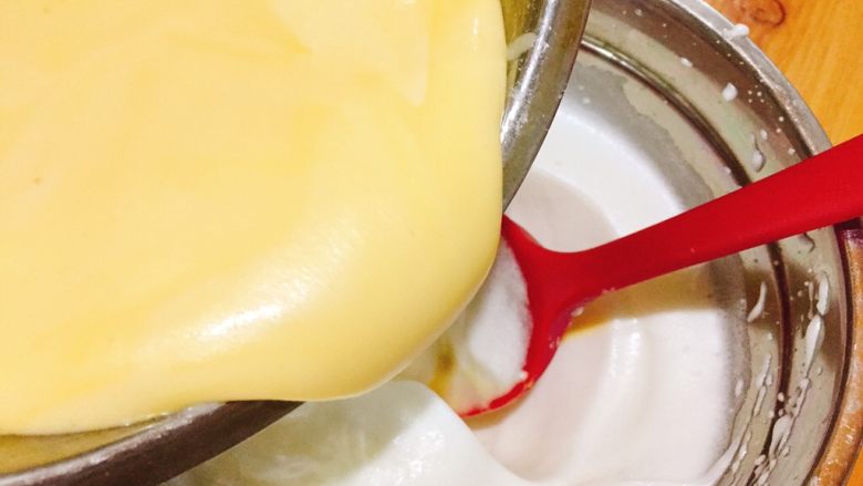 香葱芝麻肉松蛋糕卷,再将搅拌均匀的蛋黄糊。全部倒回蛋白中翻拌