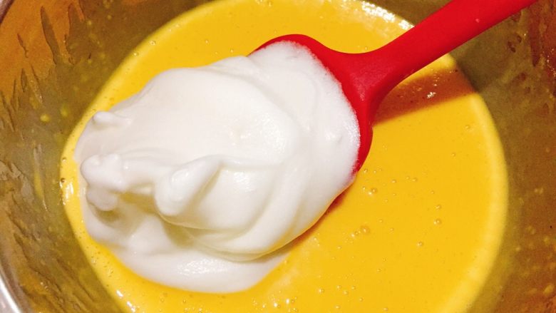 香葱芝麻肉松蛋糕卷,取三分之一蛋白加入搅拌好的蛋黄糊中