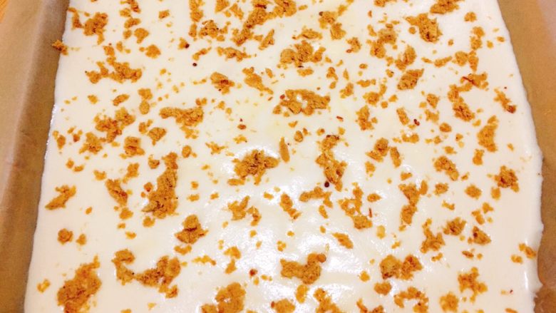 香葱芝麻肉松蛋糕卷,28金盘，放入油纸或者油布。将混合好的面糊，在高度20厘米位置，倒入模具中，震荡烤盘，震出大气泡撒上肉松