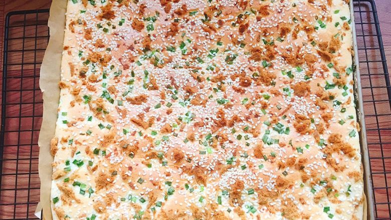 香葱芝麻肉松蛋糕卷,放入预热好的烤箱中，烤箱160度25至30分钟，具体时间根据自己烤箱脾气调节。观察表面上色。