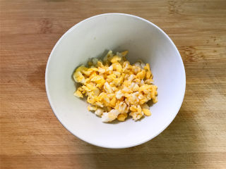 家常炒米粉,把1个鸡蛋炒成小粒。