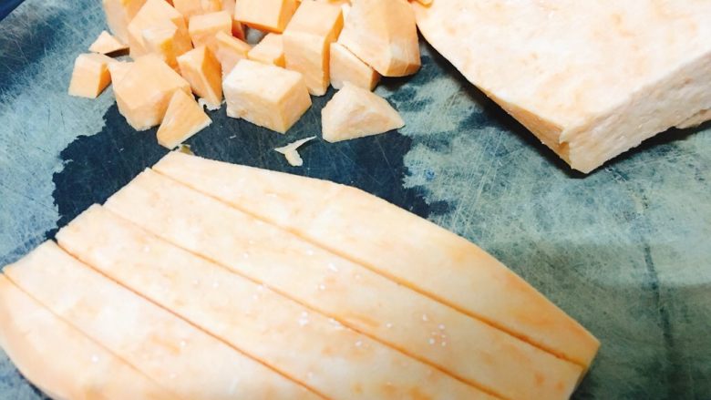 藜麦红薯小米粥 清甜又养胃,削皮，切成约1cm宽的粗条，再改刀切成粗粒。