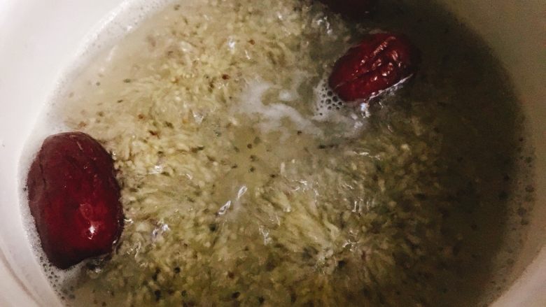 藜麦红薯小米粥 清甜又养胃,撇去浮沫，改小火煮15分钟。