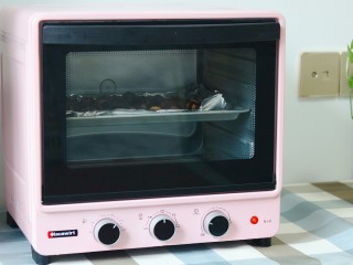 烤栗子,放入预热好的烤箱180度烤25分钟