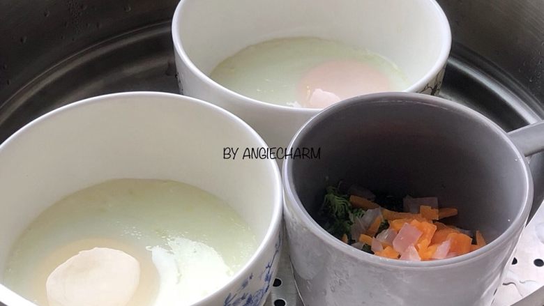 西兰花牛油果沙拉三明治,蒸熟后用硅胶铲刀铲出鸡蛋。
