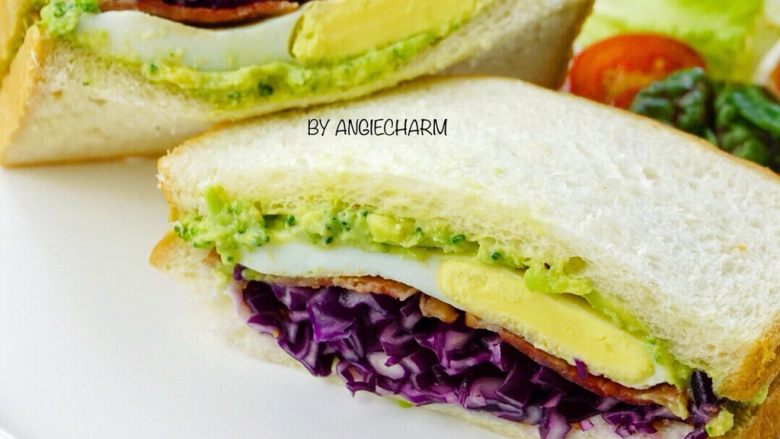 西兰花牛油果沙拉三明治,记得切的时候要横着切断紫甘蓝和培根，切面才好看。