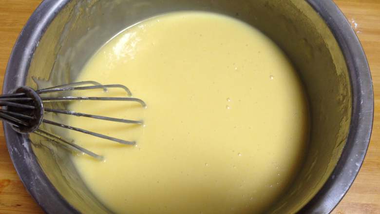 平底锅版鸡蛋卷,
把混合后的面糊过筛一下（，这样可以让蛋液更加细腻，建议不要省略这一步）
