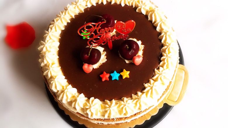 生日蛋糕,再放入生日标牌，放入巧克力糖装饰。
