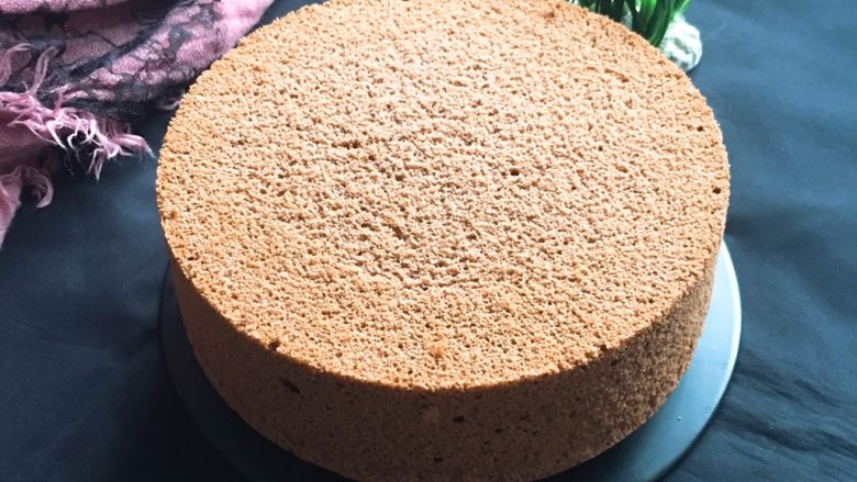 生日蛋糕,蛋糕切成1.5厚的蛋糕片三片。