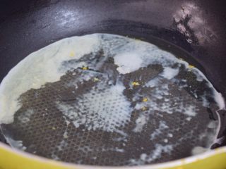 赛螃蟹,原锅倒入适量的食用油烧热，倒入蛋清，炒散
