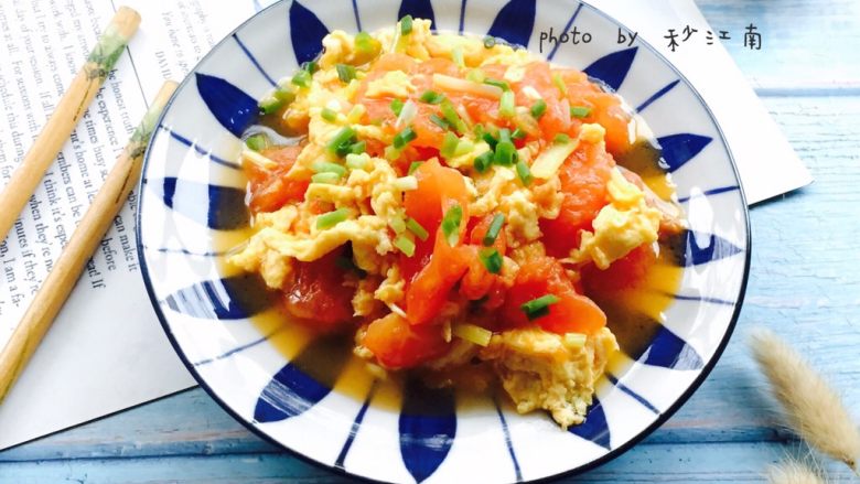 家常菜+西红柿炒鸡蛋,盛在漂亮的盘子