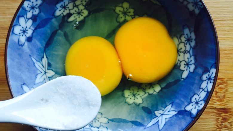 家常菜+西红柿炒鸡蛋,鸡蛋打入碗中加适量的盐