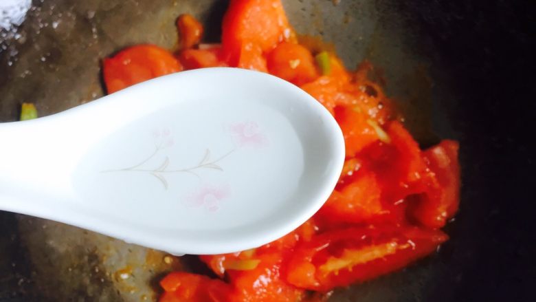 家常菜+西红柿炒鸡蛋,加入一勺<a style='color:red;display:inline-block;' href='/shicai/ 715'>白醋</a>、两勺热水、适量的盐，（加热水和加盐的时候忘了拍照😂）