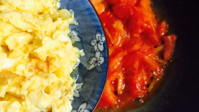 家常菜+西红柿炒鸡蛋,倒入鸡蛋