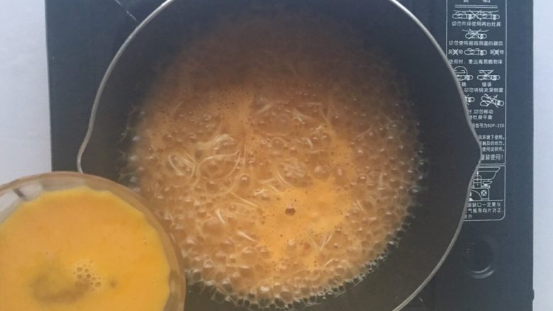 西红柿浓汤面,加入蛋液，煮一分钟即可