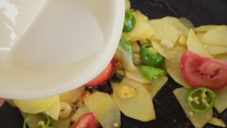 柿子炒土豆片,然后再加入半碗水淀粉。