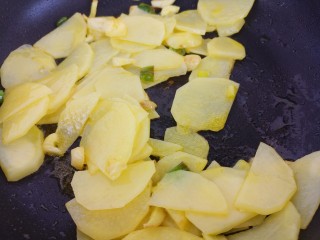 柿子炒土豆片,翻炒几下。