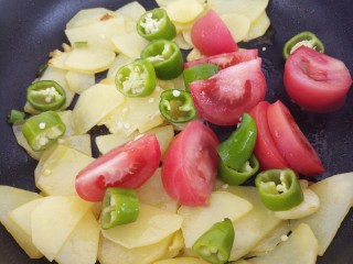 柿子炒土豆片,加入柿子和尖椒。