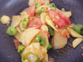 柿子炒土豆片,然后再翻炒一分钟左右。