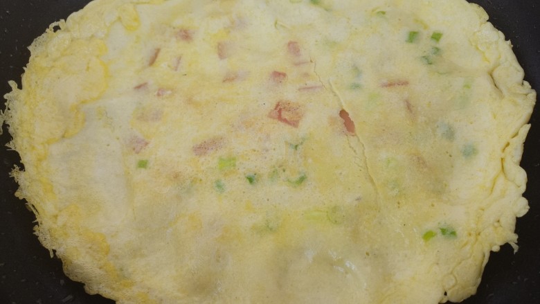 火腿葱花饼,一面凝固之后可以翻面。两面都熟了，就可以出锅了。