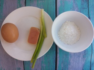 火腿葱花饼,先准备一个鸡蛋，一块火腿，一根葱，还有40克的面粉。