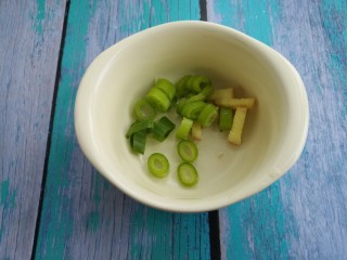 营养菌汤,其实把葱切葱花，把姜切姜丝。