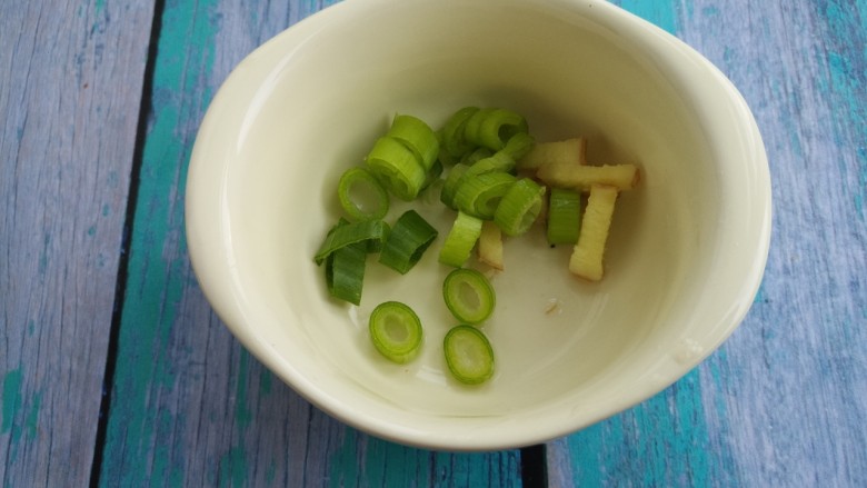 营养菌汤,其实把葱切葱花，把姜切姜丝。