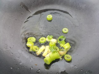 营养菌汤,然后锅里热油，把葱和姜爆香。