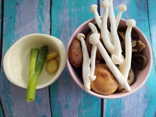 营养菌汤,先准备好蟹味菇，香菇和木耳，然后准备半根葱和几片姜。
