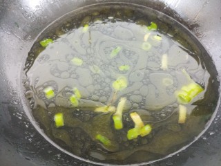 营养菌汤,接着倒入适量的水。