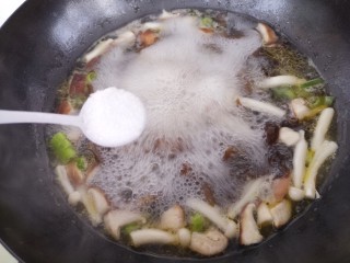营养菌汤,然后再加一勺盐。